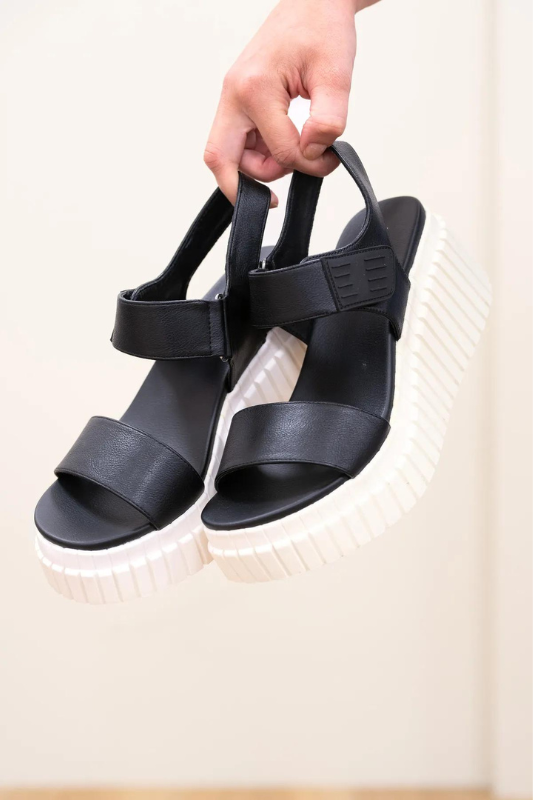 Yuri Sandal - Black