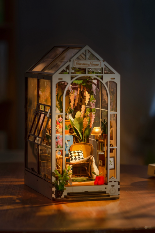 DIY Book Nook: Garden House